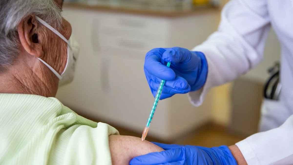 SZ's tweet card. Der Dachauer Hausarzt Stephan Herf verabreicht Auffrischimpfungen für ältere Menschen, weil sich zu viele Jüngere nicht impfen lassen wollen