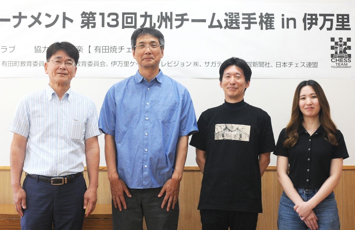 imarichess_c's tweet card. 伊万里チェスクラブは、九州唯一の日本チェス連盟公認クラブです。現在は会員4人で活動しています。　2013年に伊万里チェスサークルとして発足し、19年に現在の名称になりました。毎月最終土曜の午後6時半から、伊万里市の大坪コミュニティセンターで例会を開いています。6月に行われた有田焼の駒を使った大会「九州チーム選手権in伊万里」では、準優勝を飾りました。　大会では福岡市から参加した最年少の小学1...