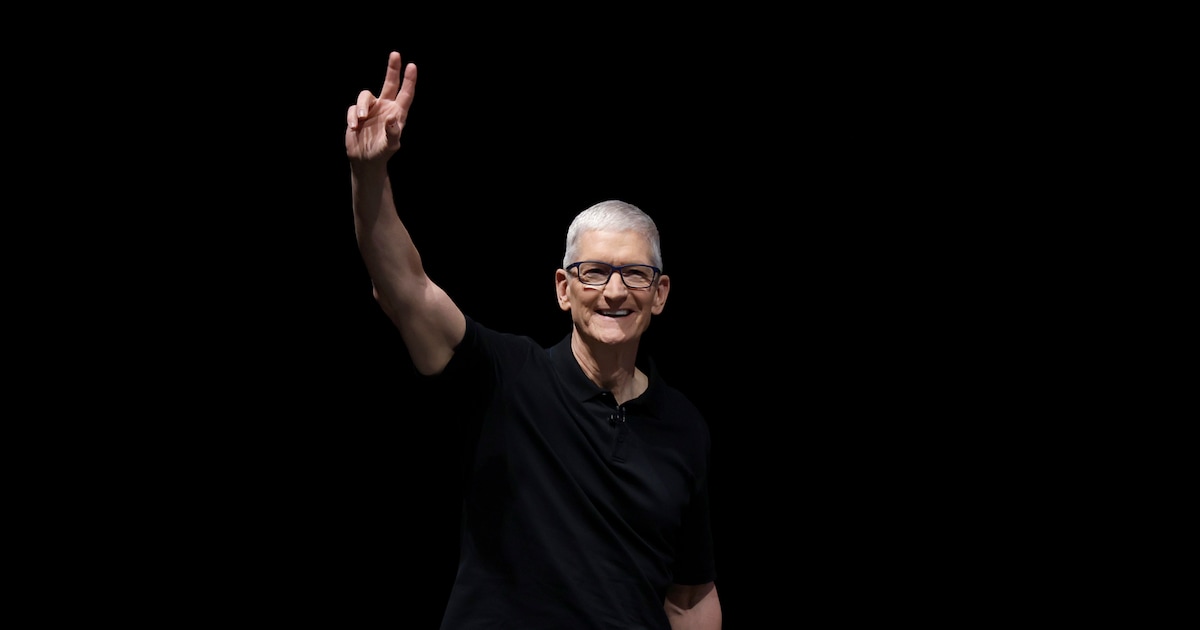 hmblank's tweet card. Na veertien jaar Tim Cook maakt Apple zich op voor een machtswisseling aan de top. Wat bracht de opvolger van de legendarische Steve Jobs eigenlijk tot stand? En wie gaat Cooks plaats innemen?