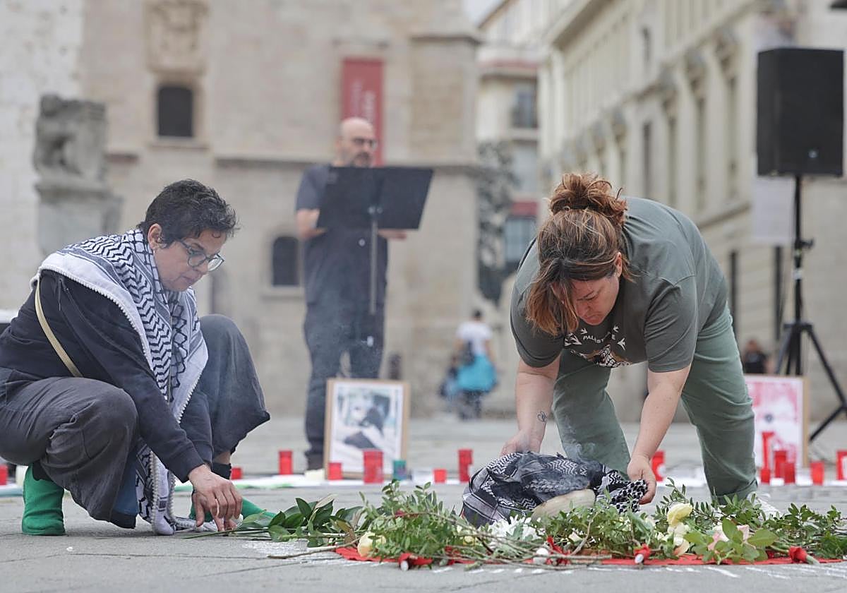 nortecastilla's tweet card. Decenas de personas leen uno a uno los nombres de las víctimas en San Pablo para reclamar al Gobierno el cese de las relaciones con Israel