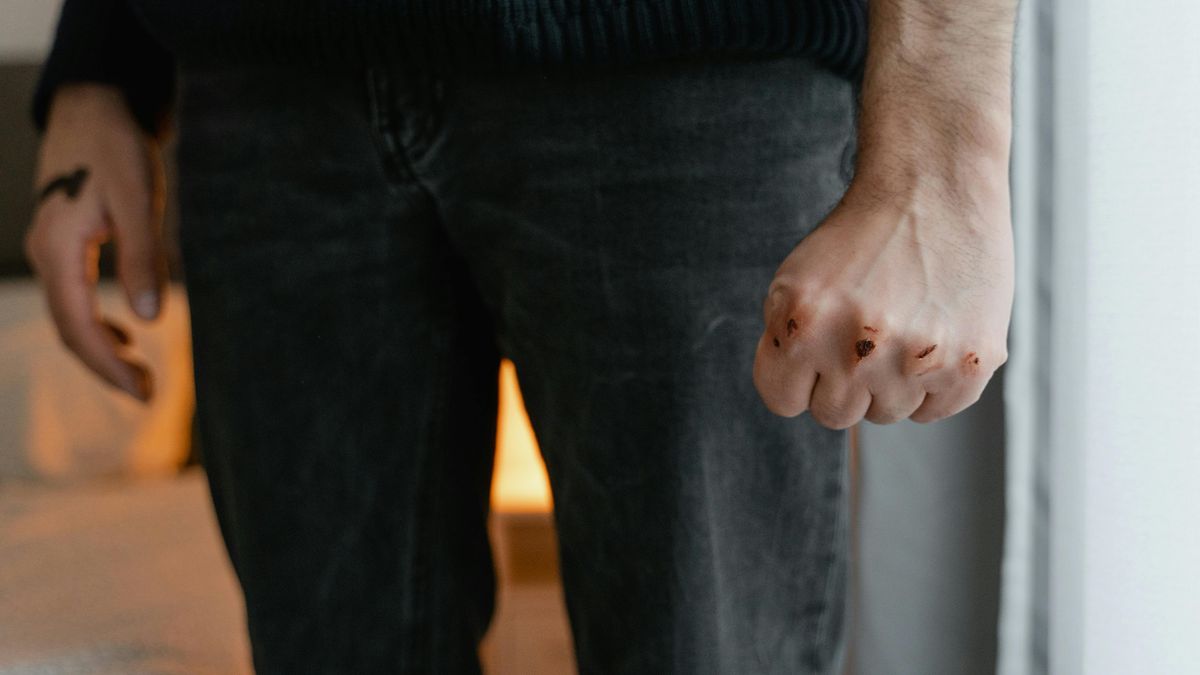 BobHGL's tweet card. Voetbalvaders met (on)verkapte agressieproblemen, fatbikers onder invloed van gierende puberhormonen: de maatschappij kan soms behoorlijk botsen. Het is lastig te bedenken wat je moet doen in een...