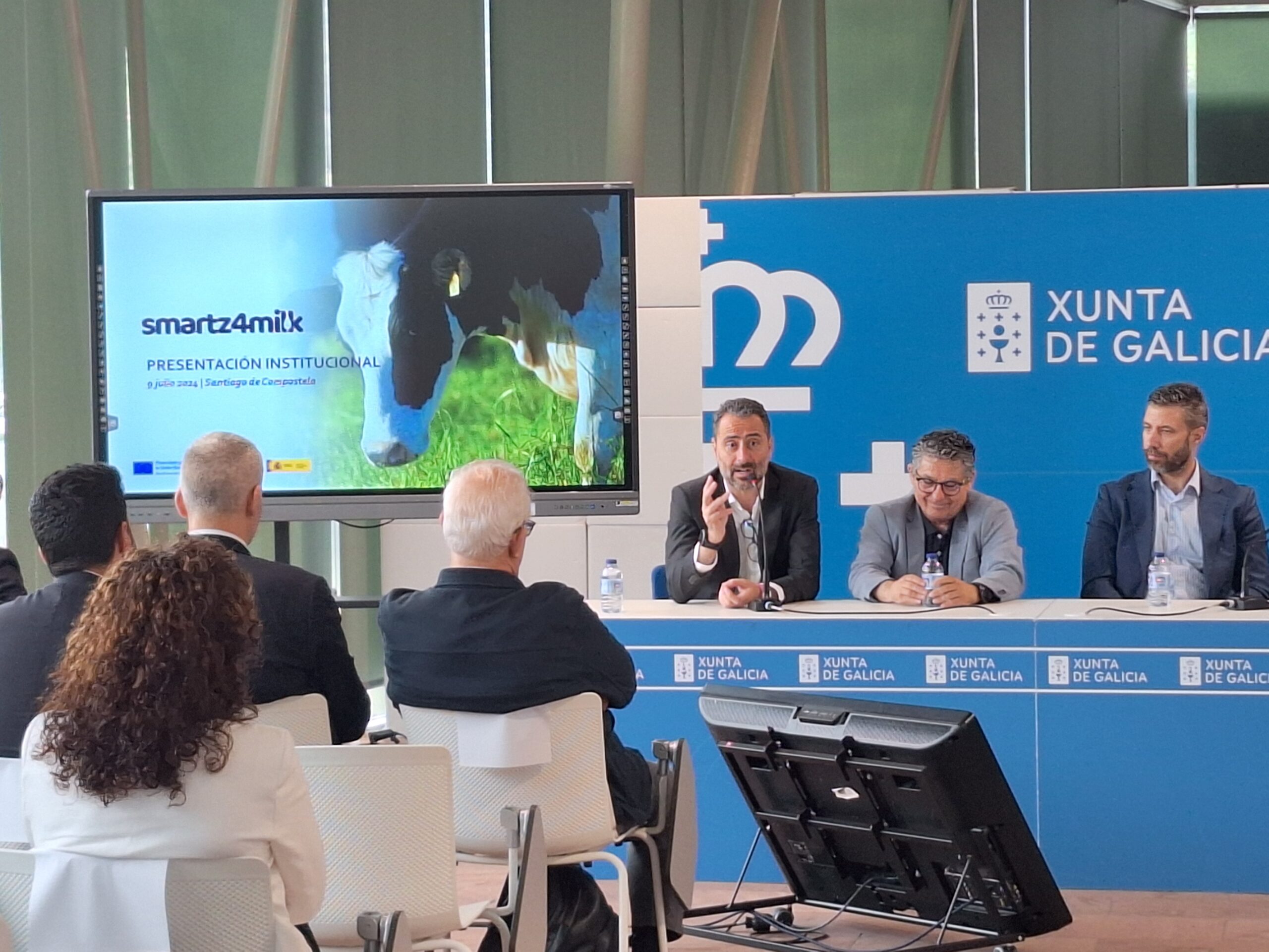 AMSlab's tweet card. SmartZ4Milk con una inversión total de 16,8 millones de euros y una subvención de 9,7 millones de euros de los fondos Next Generation EU, está revolucionando el sector lácteo gallego. A continuación,...