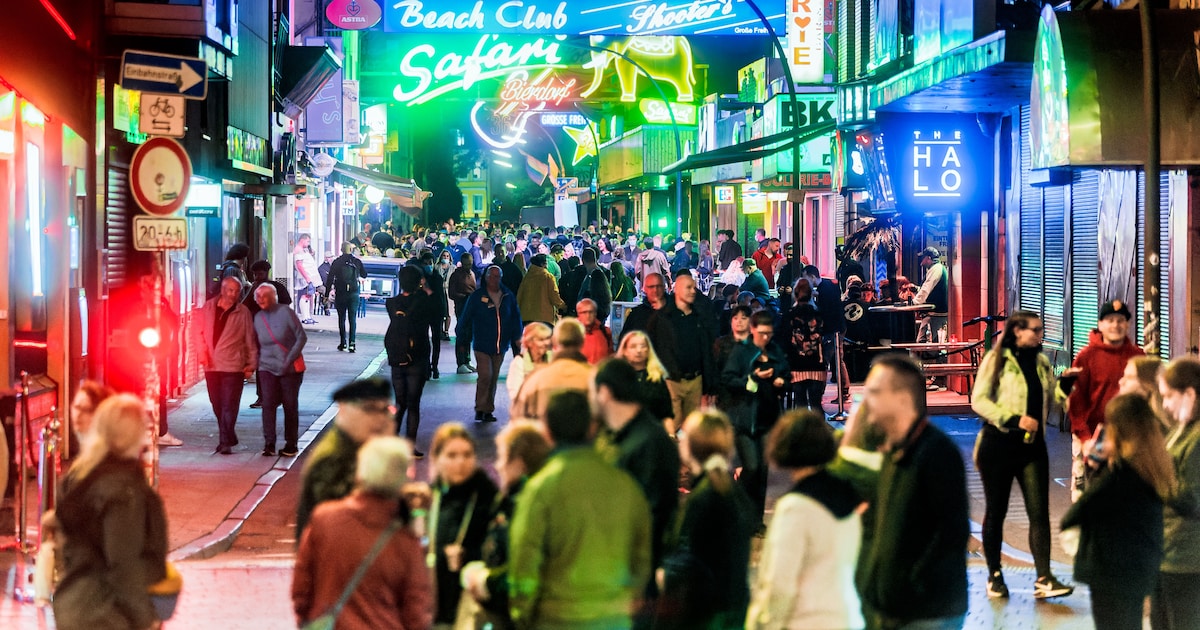 Matthijs85's tweet card. Toegangspoorten voor raamprostitutie, erotische centra buiten de binnenstad en een registratieplicht: veel maatregelen rondom sekswerk die in Amsterdam op tafel liggen, zijn in Hamburg al werkelijk...