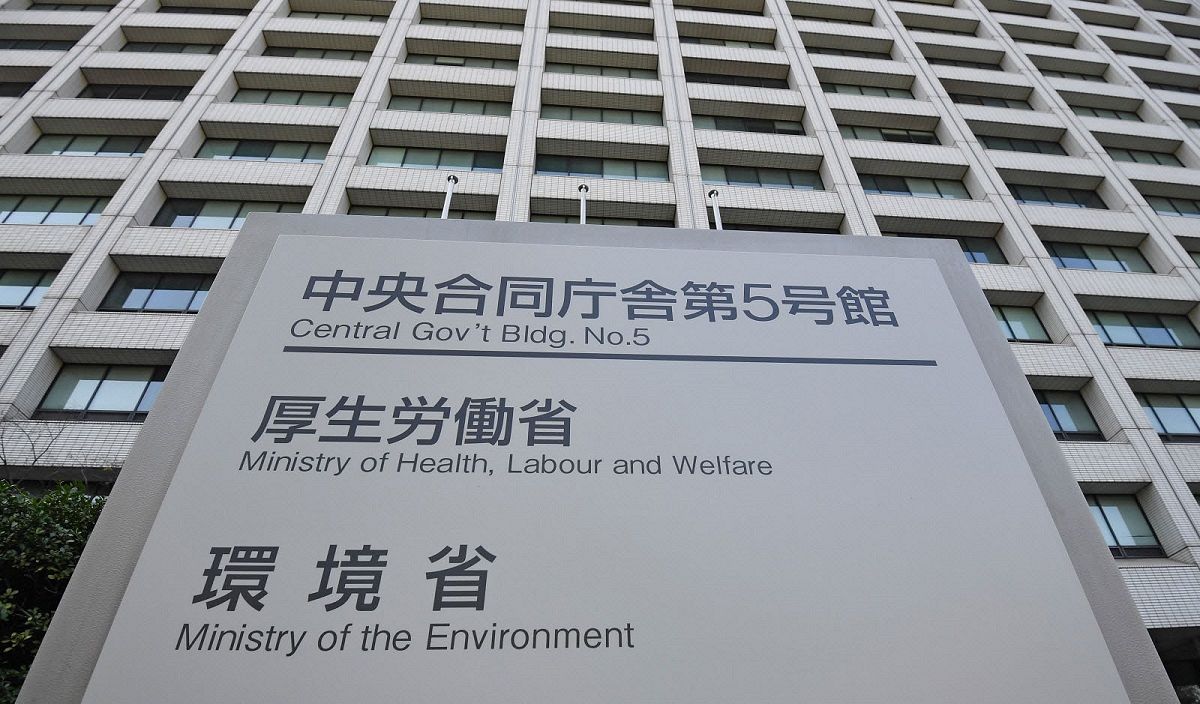 pioneertaku84's tweet card. 安倍晋三政権が実施した生活保護の基準額引き下げについて、最高裁が違法として減額処分を取り消してから5カ月近く。引き下げ分全額が、200...