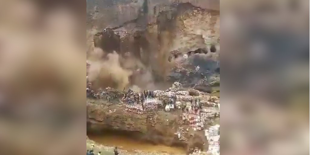 AlfonsoJBecerra's tweet card. El colapso se produjo cuando decenas de mineros huían en pánico sobre un frágil entramado de tablas colocado sobre un foso de seguridad lleno de agua de lluvia