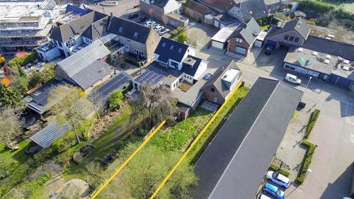 Klusvastgoed's tweet card. Ontdek de charme van Bovenstraat 14, Hoeven. Een kluswoning vol potentie, klaar om getransformeerd te worden naar uw droomhuis. Mis deze unieke kans niet.