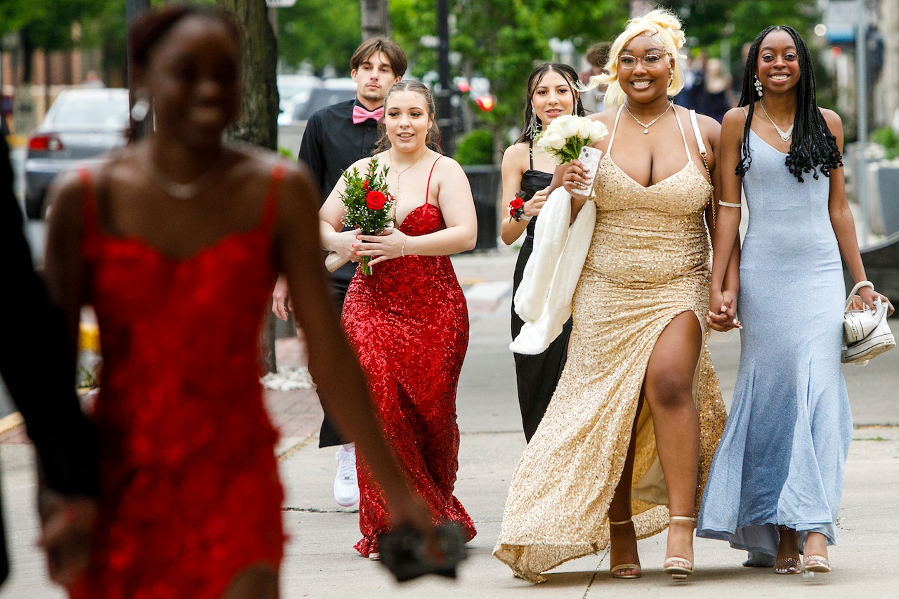 PSUCLB05's tweet card. Kennard-Dale High School held its prom Saturday at the Valencia Ballroom.