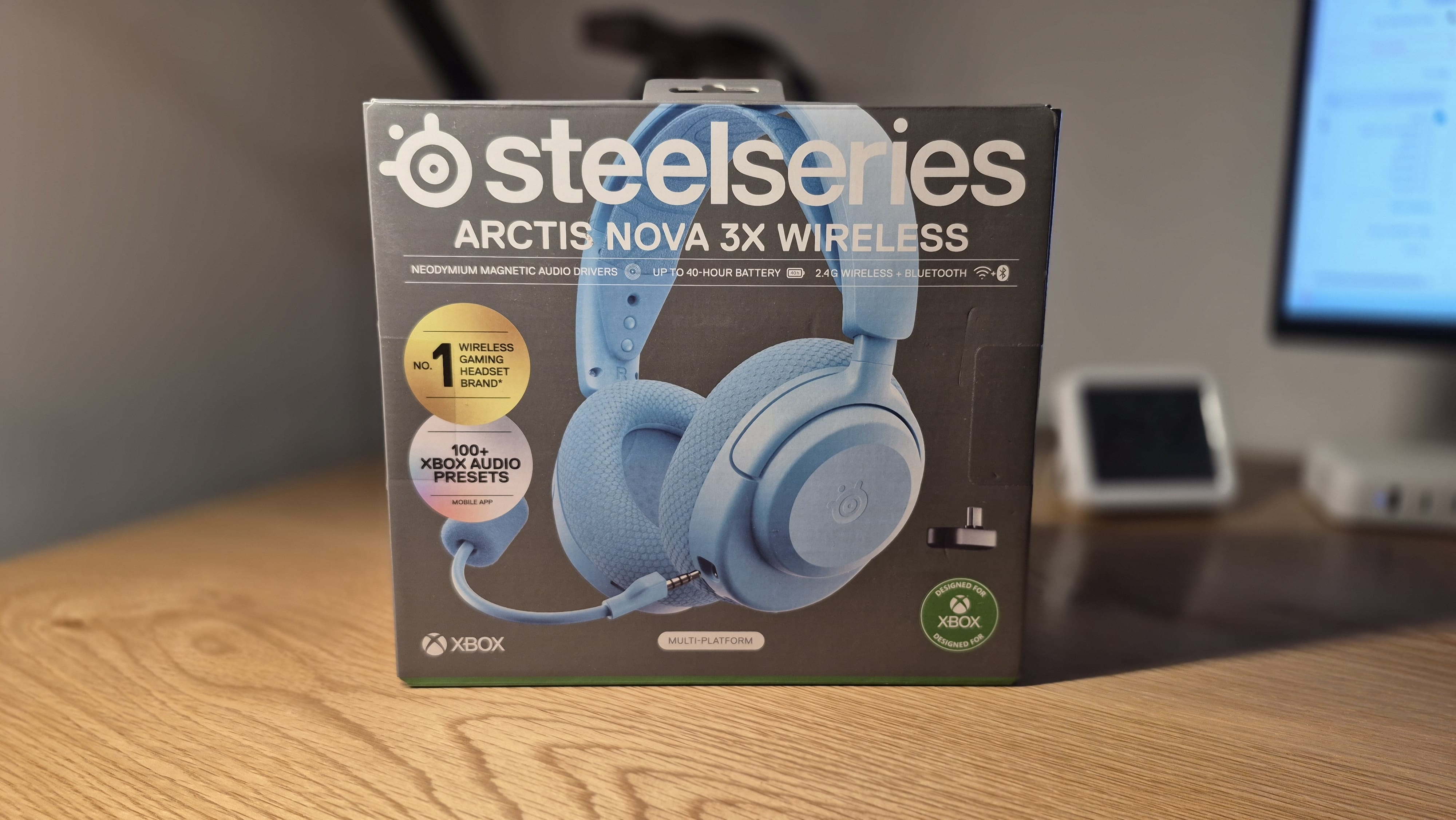 TechNPeople's tweet card. טכנולוגיה ואנשים - סקירה על האוזניות קלות המשקל SteelSeries Arctis Nova 3X Wireless, מיועדות ל-XBOX אך עובדות בכל פלטפורמה. סאונד מצויין ומחיר נגיש.