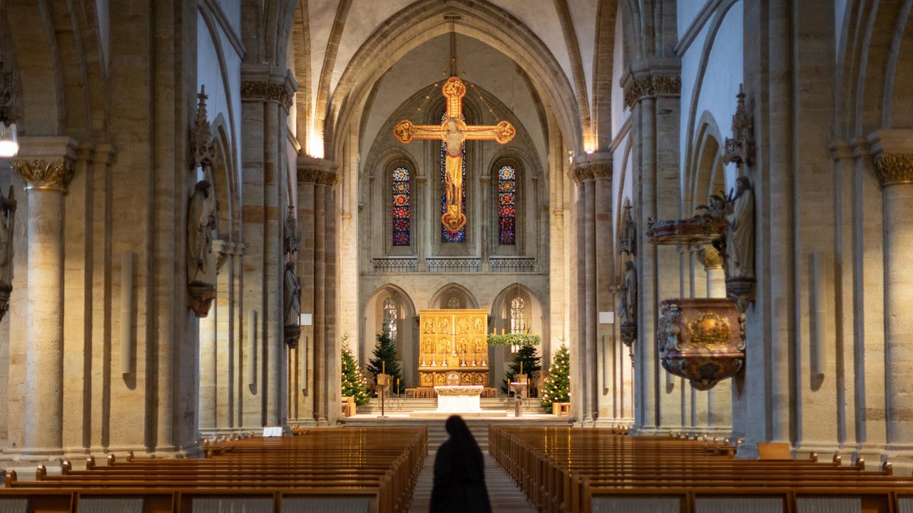 tagesschau's tweet card. In den fünf katholischen Bistümern Nordrhein-Westfalens gibt es in diesem Jahr nur sieben Priesterweihen. In Ostdeutschland sind es sogar nur zwei. Was kann die Kirche gegen den Priestermangel tun?...