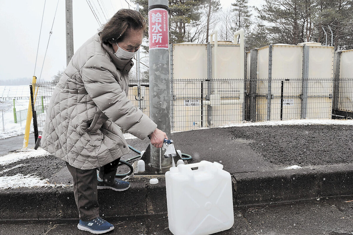 PTraductia's tweet card. 　宮城、福島両県で１６日深夜に最大震度６強を観測した地震の影響で、仙台市青葉区新川の西仙台ハイランド団地の大半の５２世帯で断水が続いている。水道管を管理する団地造成会社が事業停止し、復旧工事が進まない…