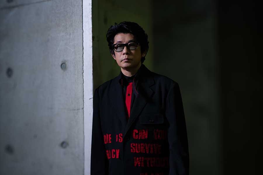 encountofficial's tweet card. 石井岳龍監督が安部公房（1924～1993）の代表作を映画化した『箱男』（8月23日公開）で主演を務めた俳優の永瀬正敏（58）。1997年に同じ石井監督＆永瀬主演で映画化に動いたが、独ハンブルグのクランクイン直前に製作費の問題で製作中止になっており、27年越しの実現となる。永瀬が、97年版と24年版の違い、物語のカギとなるインティマシー・シーンについて語った。