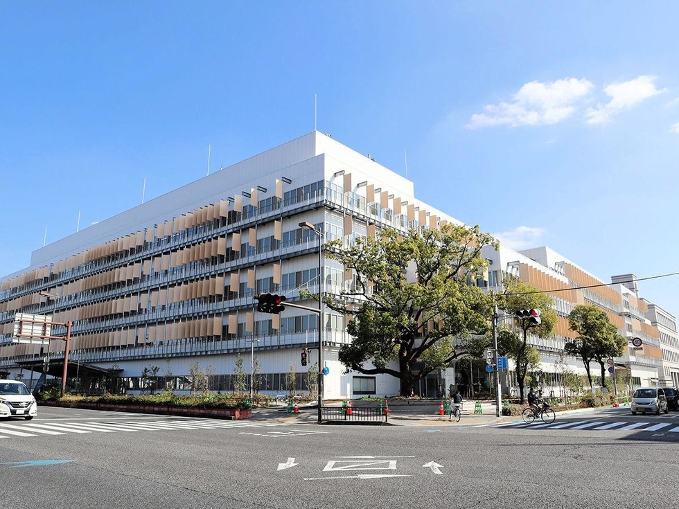 arakin_1019's tweet card. 　伊丹市立伊丹病院（兵庫県伊丹市昆陽池１）で勤務していた男性研修医＝当時（２５）＝が２０１８年に自殺したのは長時間労働などが原因だったとして、男性の両親が病院を運営する同市に約１億３千万円の損害賠償を求め、神戸地裁に提訴していたことが分かった。伊丹労働基準監督署が労災認定したといい、両親側は訴状で「事実関係の調査を行い、研修体制の検証も含めた再発防止策を検討すべき事案だ」と訴えている。