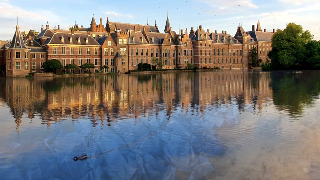 AngelaWigger's tweet card. SOMO is suing the Dutch State for failing to prevent genocide in Gaza and other Israeli violations of international law.