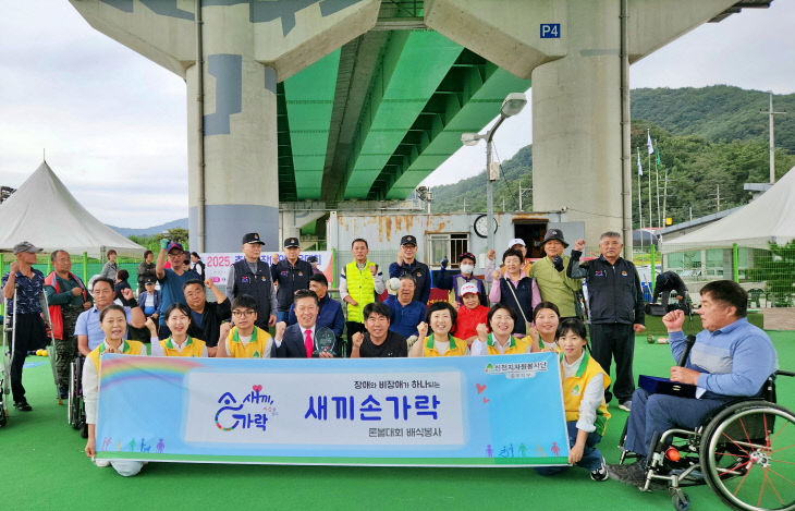 ball0248's tweet card. 10년 넘게 이어온 자원봉사가 장애인 스포츠 현장을 든든히 지탱하며 지역 사회에 '꾸준함의 가치'를 전하고 있다. 신천지자원봉사단 충주지부는 10일 충주시 장애인론볼연맹으로부터 공..