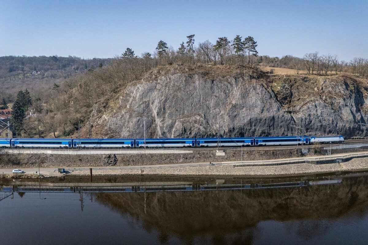 fDrivecz's tweet card. České dráhy nasazují od 26. července na všechny spoje z Prahy do Berlína nové jednotky ComfortJet. Komfortní soupravy nabídnou Wi-Fi, zásuvky, restaurační vůz i prostor pro kola a rodiny s dětmi....