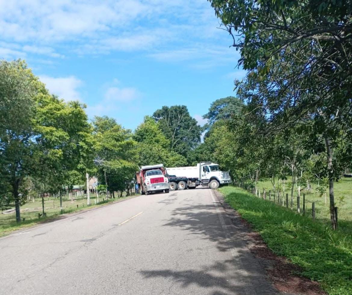 ElCirculoarauca's tweet card. La vía que conecta Tame con Arauca continúa bloqueada por al menos cuatro vehículos atravesados en diferentes puntos de la ruta los libertadores, lo que ha generado un serio problema de movilidad en...