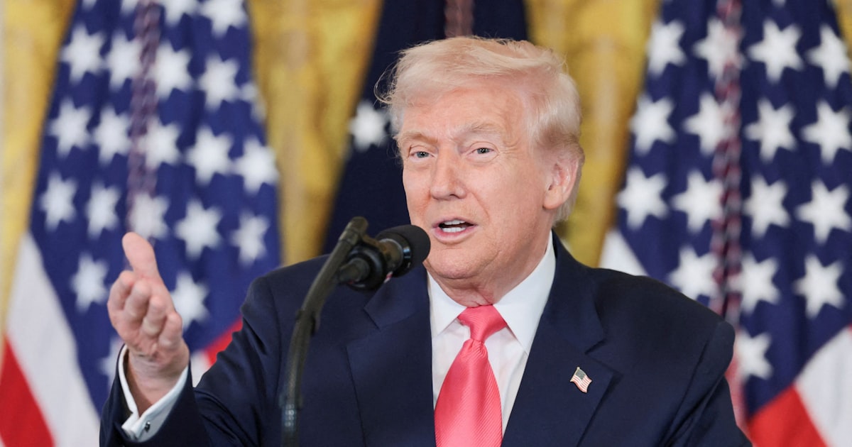 nikkei's tweet card. 【ワシントン=共同】15日付の米紙ニューヨーク・タイムズは、トランプ政権が6月に入国禁止の対象とした12カ国の出身者らについて、制限対象外としてきた永住権（グリーンカード）などの審査に関しても厳格化を検討していると報じた。関係者の話としている。看板政策の強硬な移民対策をさらに加速させる可能性がある。トランプ政権は、外国人労働者らのビザ規制や難民受け入れの削減を進めている。12カ国はイランやミャ