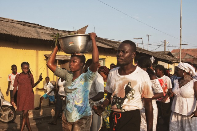 workinprocess__'s tweet card. 💬 1  🔁 10  ❤️ 24 · GHANAIAN | HOMOWO : The twins Festival The Procession. The spirit takes control over whoever volunteers to carry the bowl from the house to where they mixture thrown. The pers…
