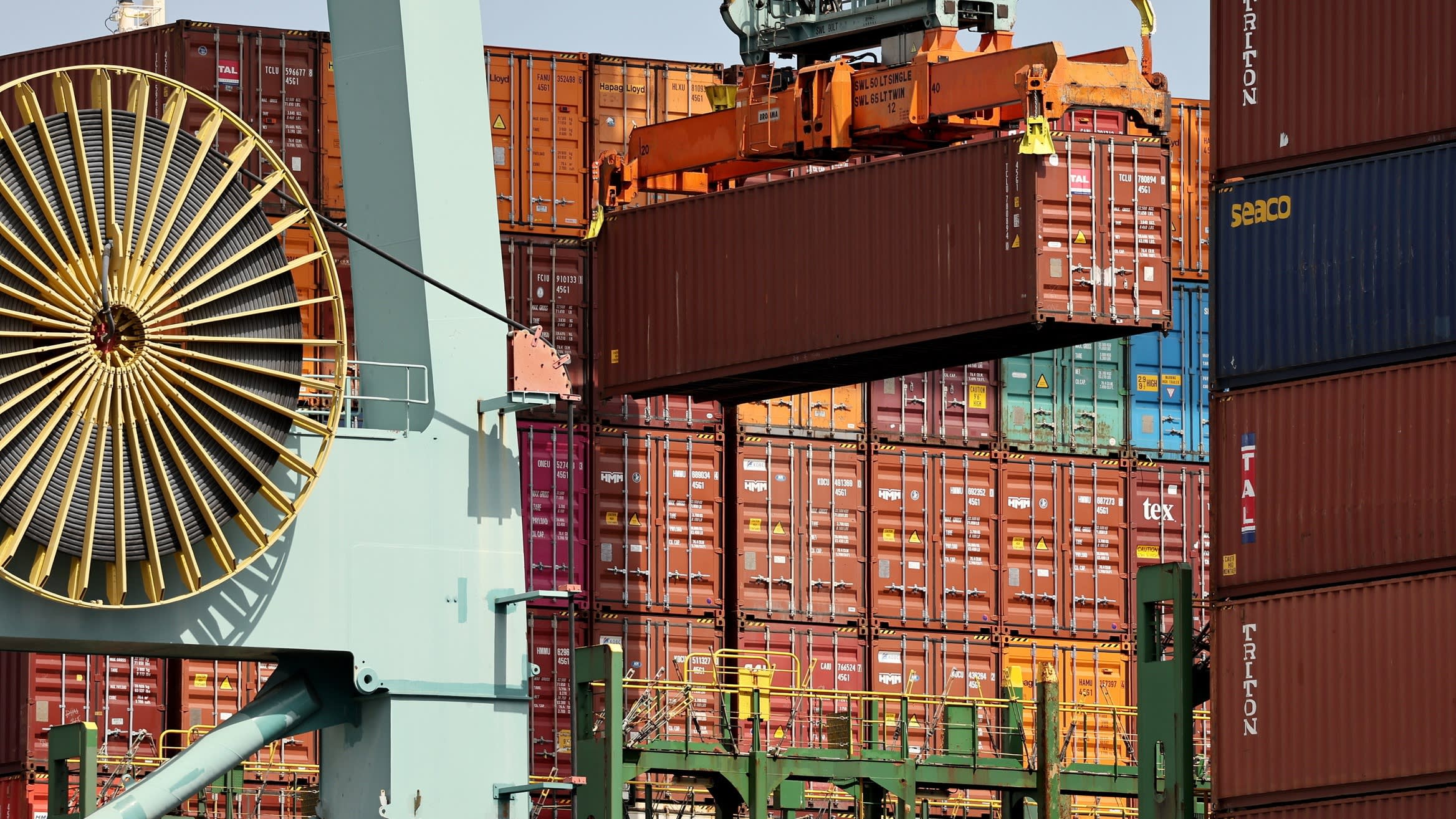 Chasing_Freight's tweet card. Analysts say a stoppage from next week could cost the economy $5bn a day and raise prices for consumers