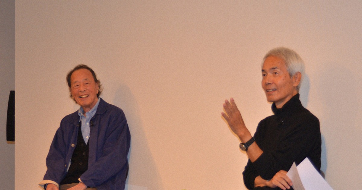 mainichijpnews's tweet card. 　福岡県北九州市立美術館で開催中の画家・イラストレーター、黒田征太郎さん（86）の初の大規模個展「黒田征太郎展　絵でできること」を記念し、黒田さんと親交のあるルポライターの沢木耕太郎さん（77）との対話イベント「ふたり　錨のない船を漕ぐ」が1日、同美術館で開かれた。