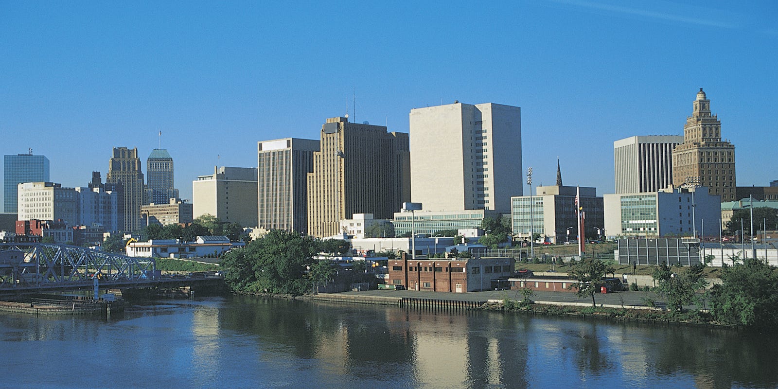 kevinmccarthy5's tweet card. Charleston, S.C., named friendliest city. Newark named unfriendliest.