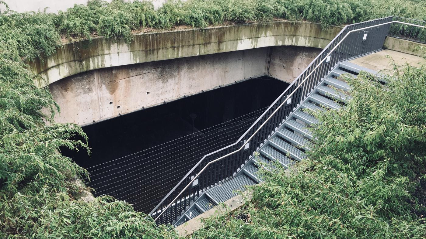 Dr_Hebecker's tweet card. Ein Labyrinth aus Stahlbeton in sieben Meter Tiefe – und die ganze Welt will hier tanzen. Eine Nacht in dem Club, über den gerade alle sprechen.