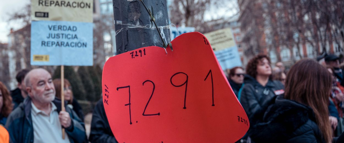 El_Plural's tweet card. 24 asociaciones preparan una gran marcha desde la sede de Almeida a la de Ayuso: "Justicia para las 7.291 víctimas de las residencias"