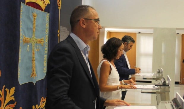 AdrianBarbon's tweet card. El consejero de Salud, Pablo Ignacio Fernández, ha explicado que la edad ha pasado de los 70 a los 75 años