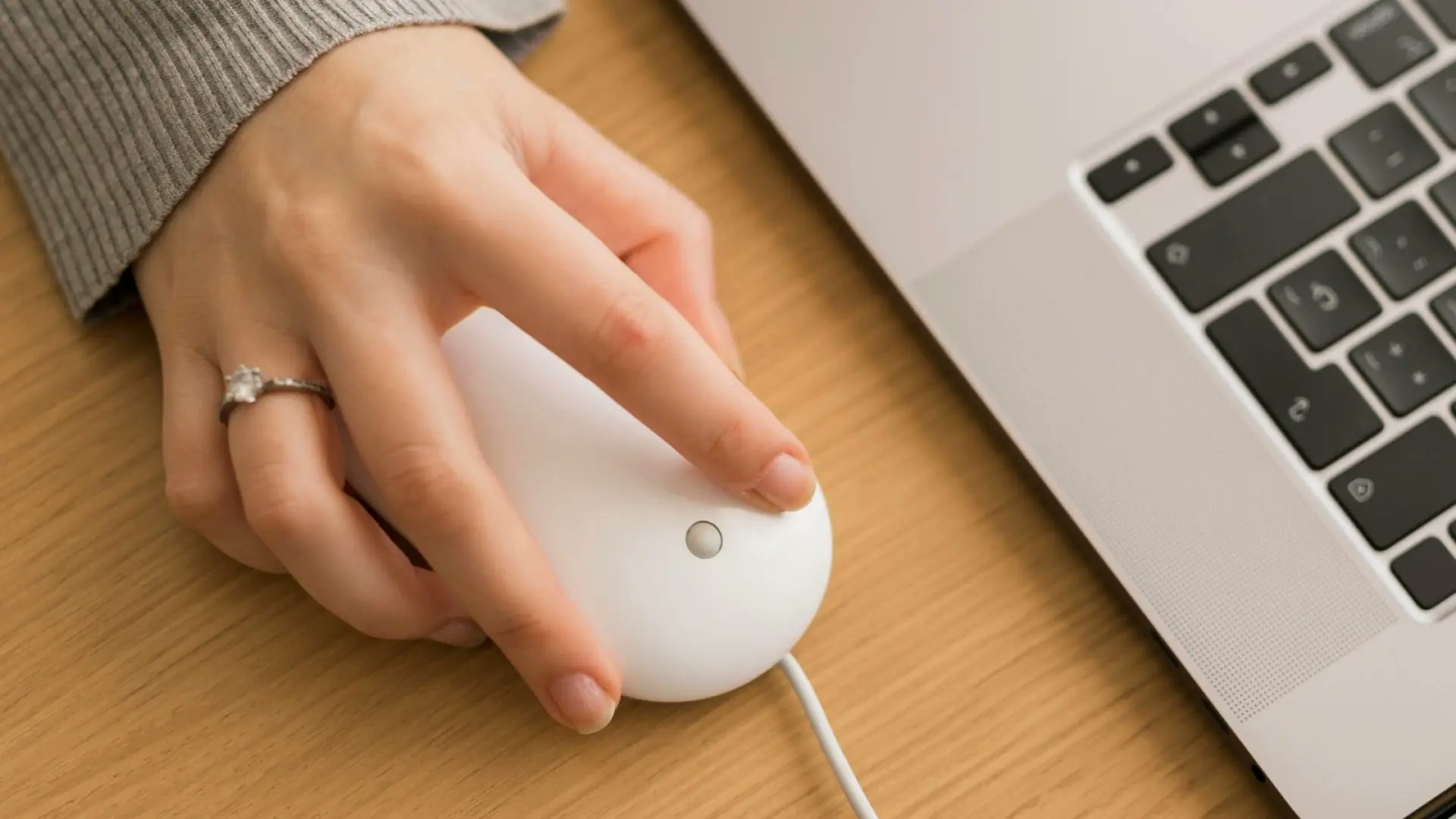 OpenSpringES's tweet card. Ha aparecido un tipo de ciberataque que responde al nombre de doble clic que es capaz de vaciar tu cuenta bancaria con el simple gesto de pulsar 2 veces el ratón.