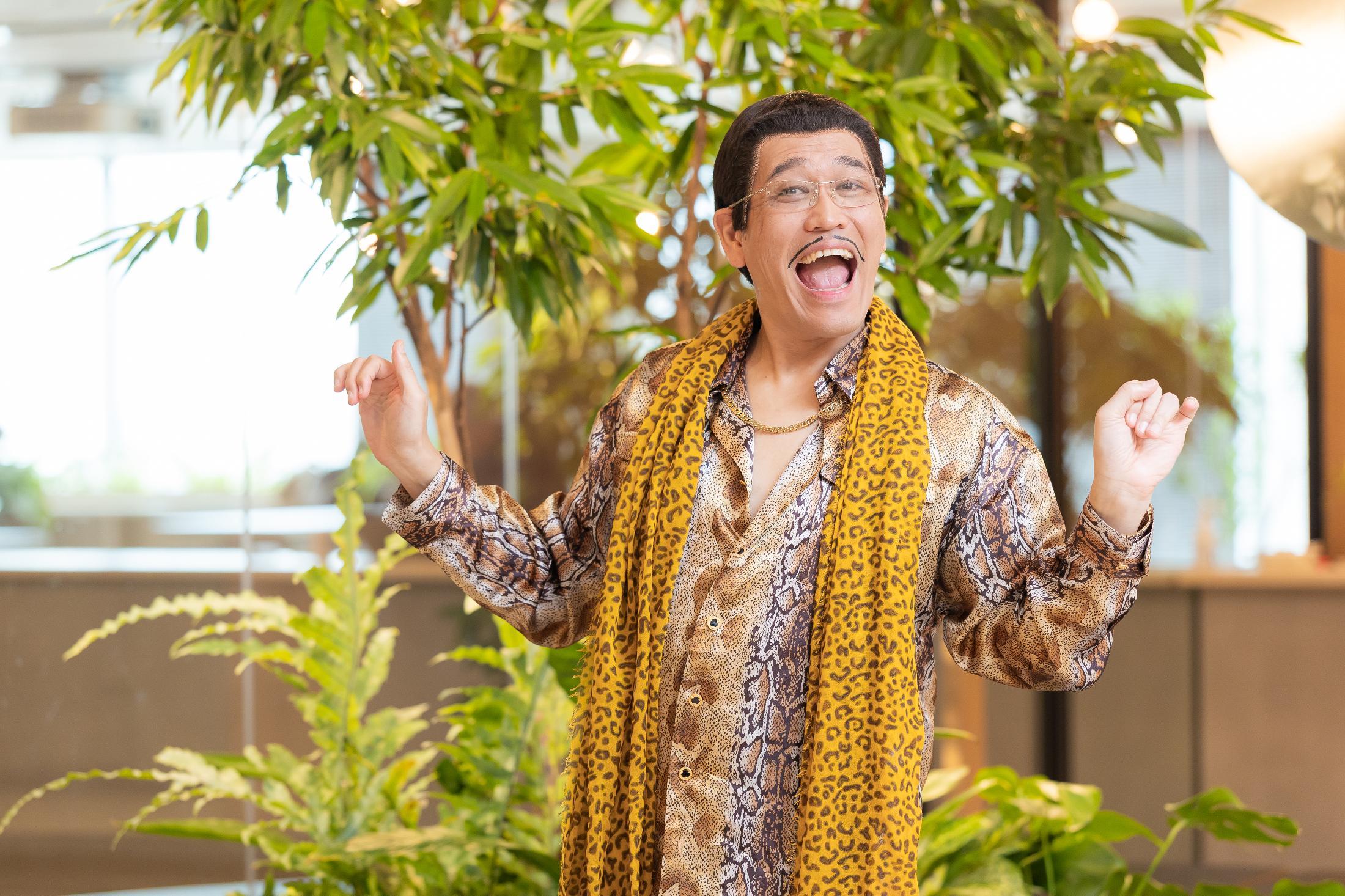 kosaka_daimaou's tweet card. 　2016年に代表曲『PPAP』が全世界でバズったシンガーソングライターのピコ太郎。来年で10周年を迎える彼が新たな音楽プロジェクト「Tottemo Release 80.8（トッテモ・リリース・ハ