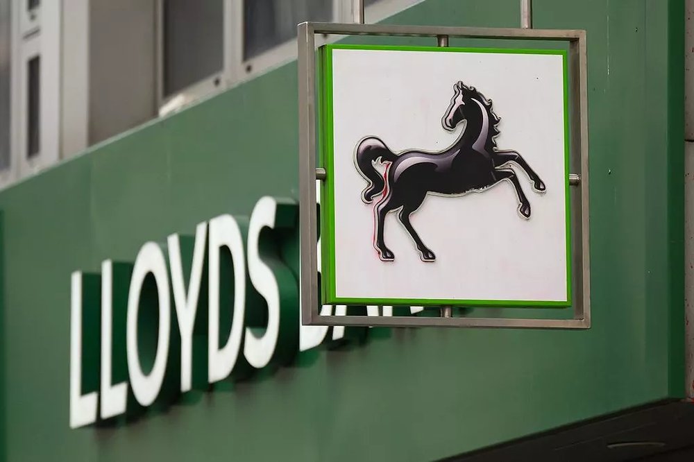 econouk's tweet card. Lloyds Banking Group is preparing a sweeping performance management reset that could place roughly 3,000 employees at risk of dismissal, after ranking the bottom 5 percent of its 63,000‑strong...