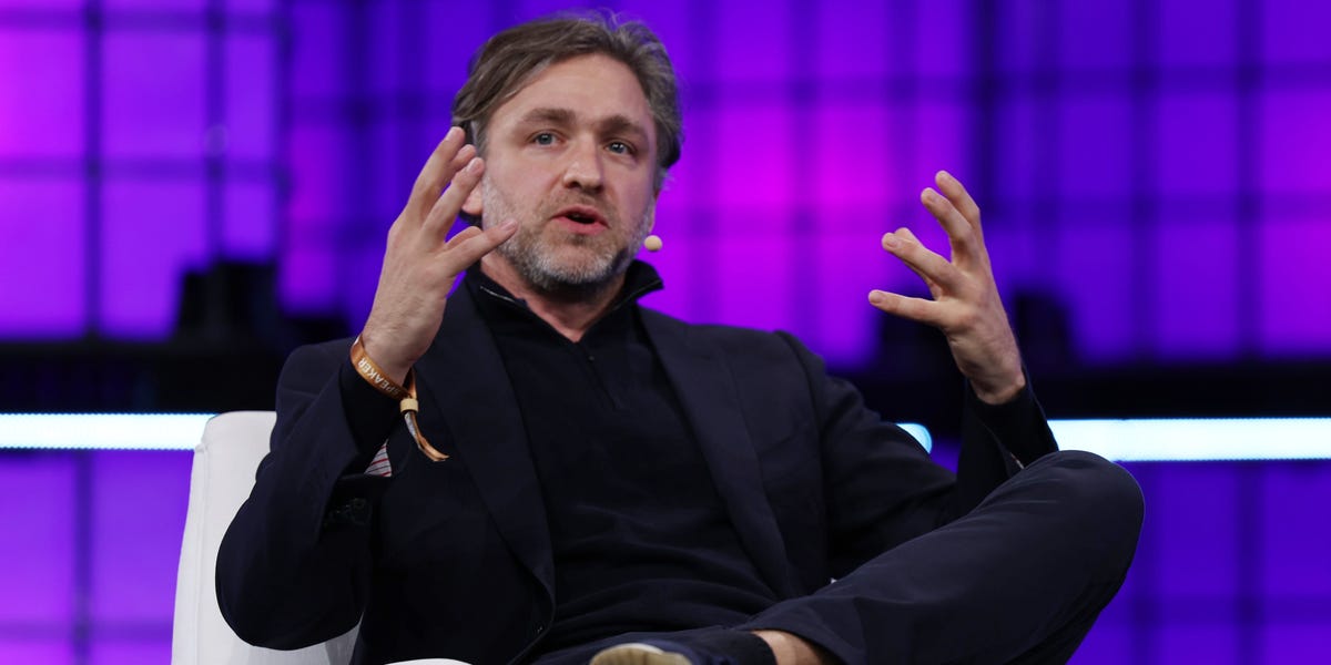 toptal's tweet card. Toptal CEO Taso Du Val advocates for an 80/20 hybrid model, in which employees work remotely 80% of the time, and meet at off-sites the other 20%.