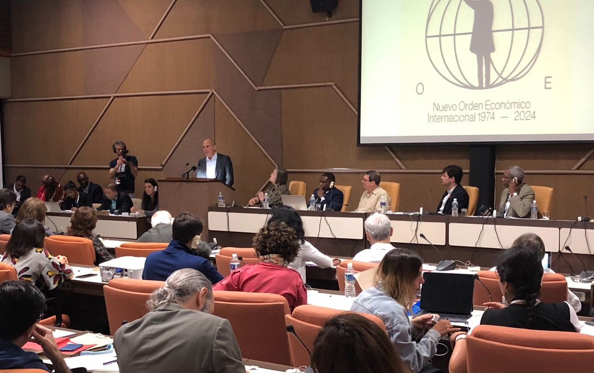 ProgIntl_br's tweet card. O discurso de Yanis Varoufakis no Congresso de Havana para uma Nova Ordem Econômica Internacional. Porquê construir um Novo Movimento dos Países Não Alinhados para lutar por uma Nova Ordem Econômica...