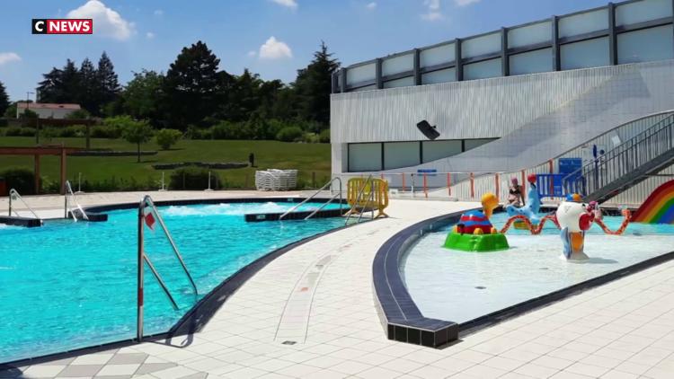 CNEWS's tweet card. «Ils se comportaient comme des sauvages, un peloton de gendarmerie a dû les extraire de la piscine municipale», a dit à CNEWS le maire de Mornant (Rhône) dont la