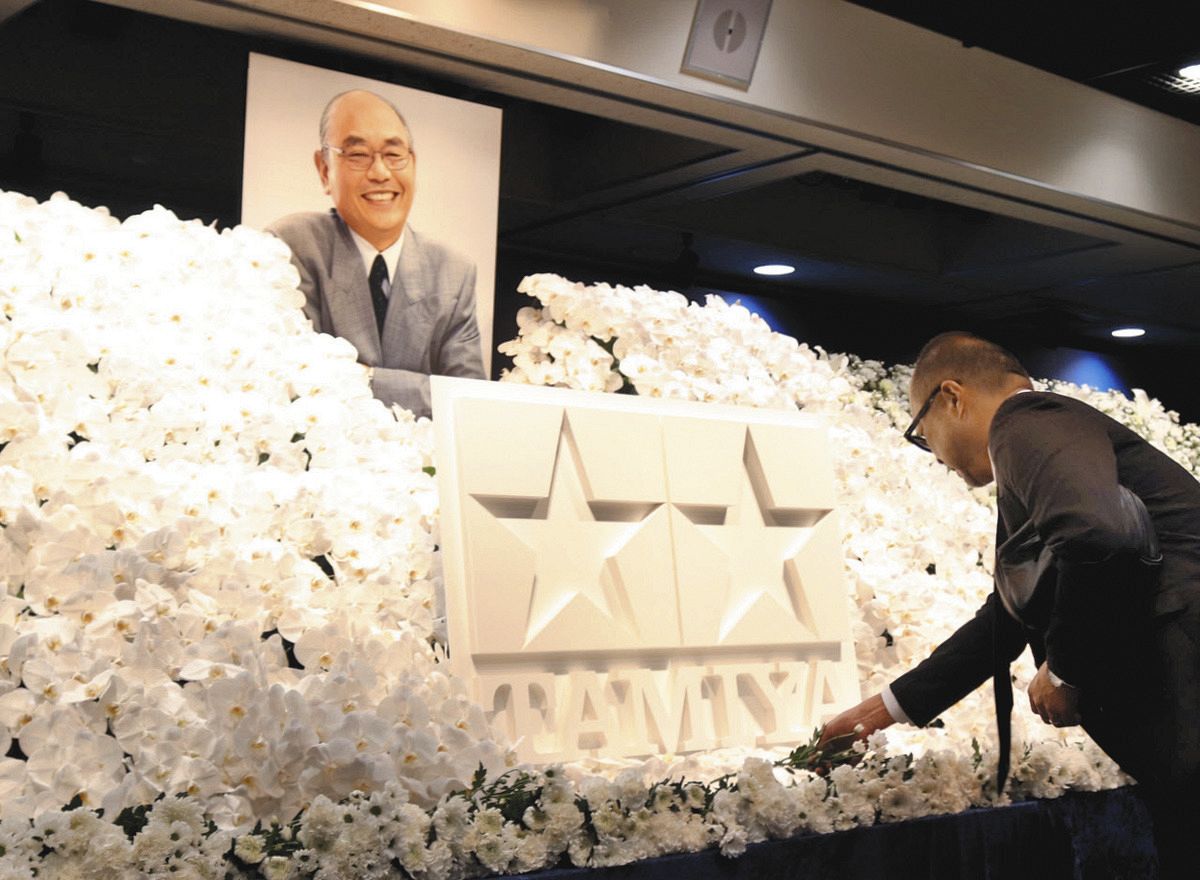 chunichi_tokai's tweet card. ７月に９０歳で亡くなったタミヤ元会長の田宮俊作さんをしのぶ献花式が１４日、静岡市駿河区のタミヤ本社で行われた。関係者ら約１５００人が参...