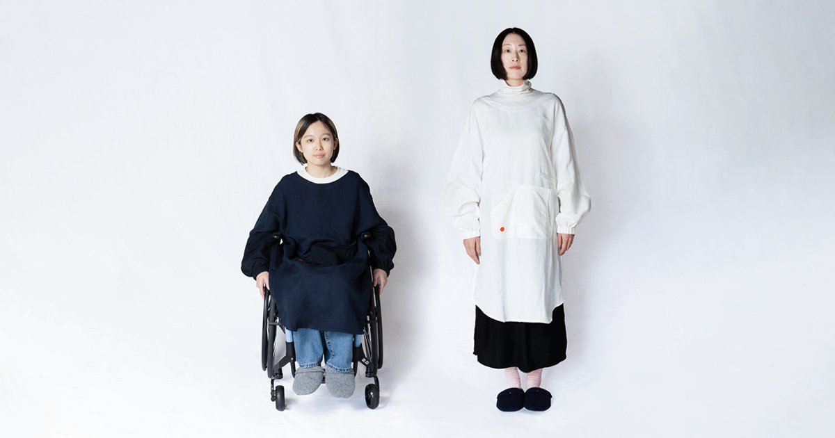 kittoi_inc's tweet card. 着る人を選ばないみんなにいい（ユニバーサル）デザインの割烹着。かぶるだけで着脱簡単、防水・防汚加工と大容量ポケット付きで、家事も仕事も快適にこなせます。