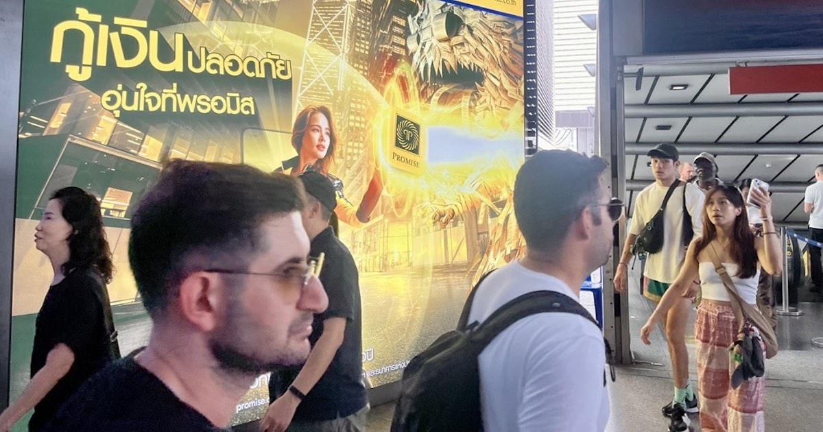 nikkei's tweet card. 【バンコク=井上航介】タイ政府が家計債務の大規模な再編に乗り出す。返済不能に陥った低額債務者を対象に利息分の支払いを免除し、信用情報も回復させる。新たな融資を受けやすくして消費拡大につなげる狙いがあるが、将来的な金融不安を招くとの批判も根強い。新たな債務再編プログラム「借金をなくして前進する」は2026年1月から開始する。予算規模は約1200億バーツ（5600億円）となり、18日の閣議で承認さ