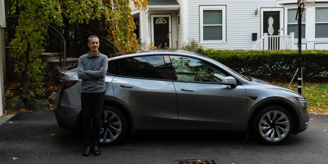 WSJGraphics's tweet card. Investors’ rosy feelings about their stock market gains are powering spending—but it’s a different story for everyone else.