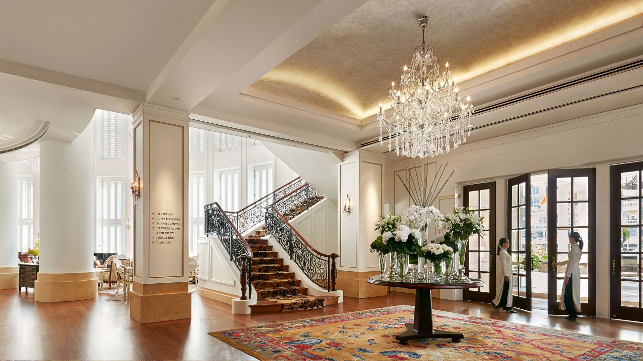 PointMeBlog's tweet card. Explore the world's top 100 luxurious hotel suites that promise unforgettable experiences and breathtaking views.