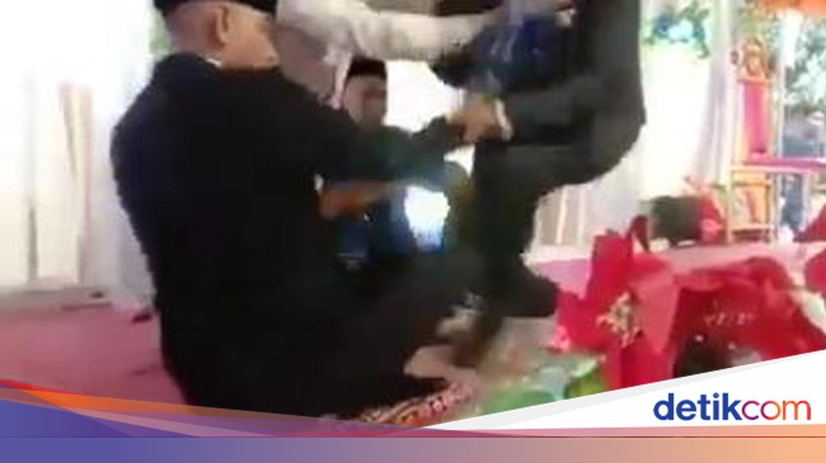 detikcom's tweet card. Sebuah video acara akad nikah yang berujung kericuhan viral di media sosial. Muka pengantin pria disepak oleh mertua saat ijab-kabul.