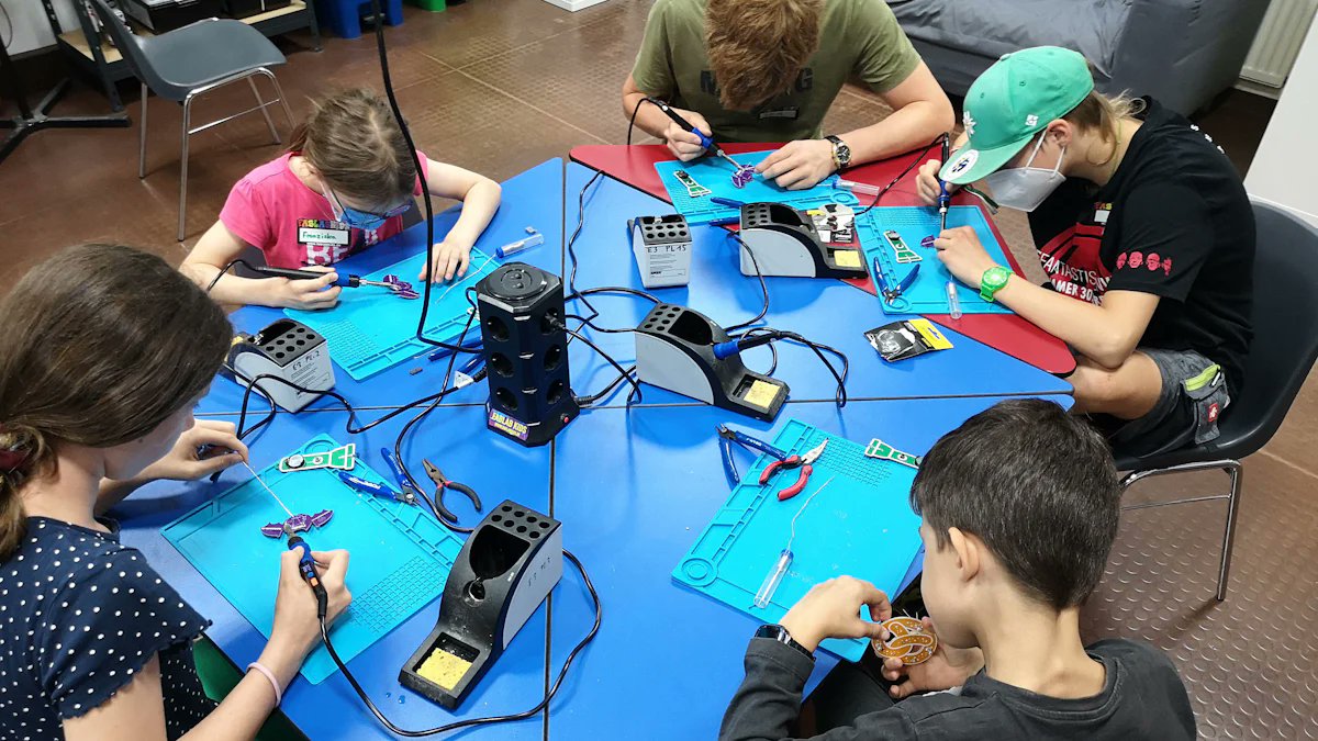 Spatzlhirn's tweet card. Im Fablab können sich Schulklassen in technischen Fertigkeiten ausprobieren. Doch Fördermittel fehlen, es droht die Schließung.