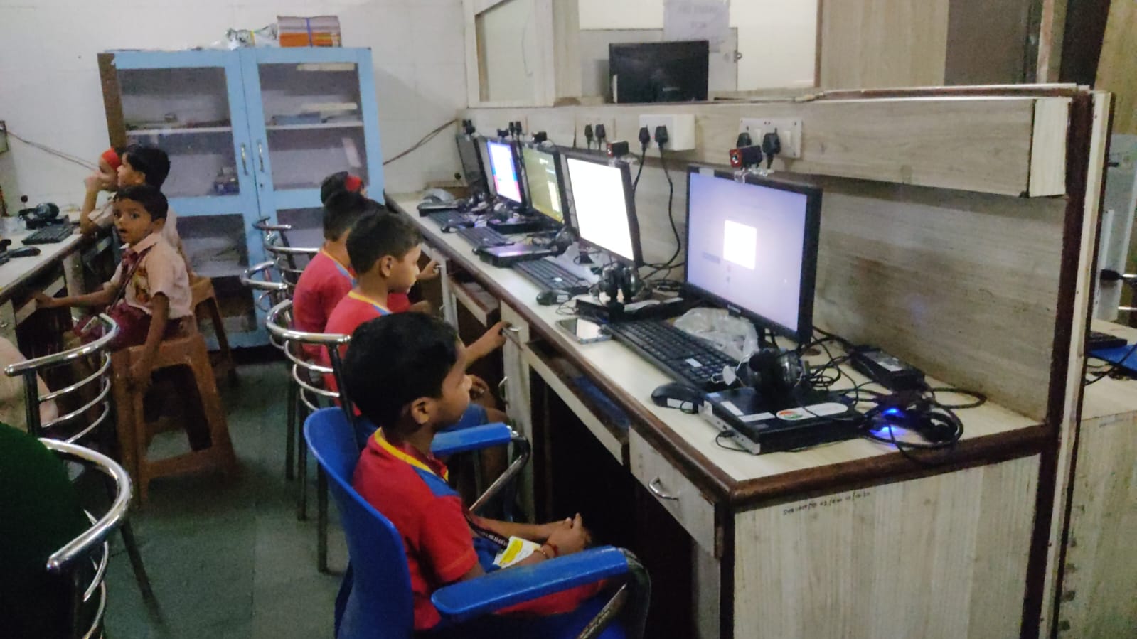 TeachtoEarn's tweet card. Discover how children learn best through curiosity and collaboration — not classrooms — in Teach to Earn’s “learning by osmosis” model.