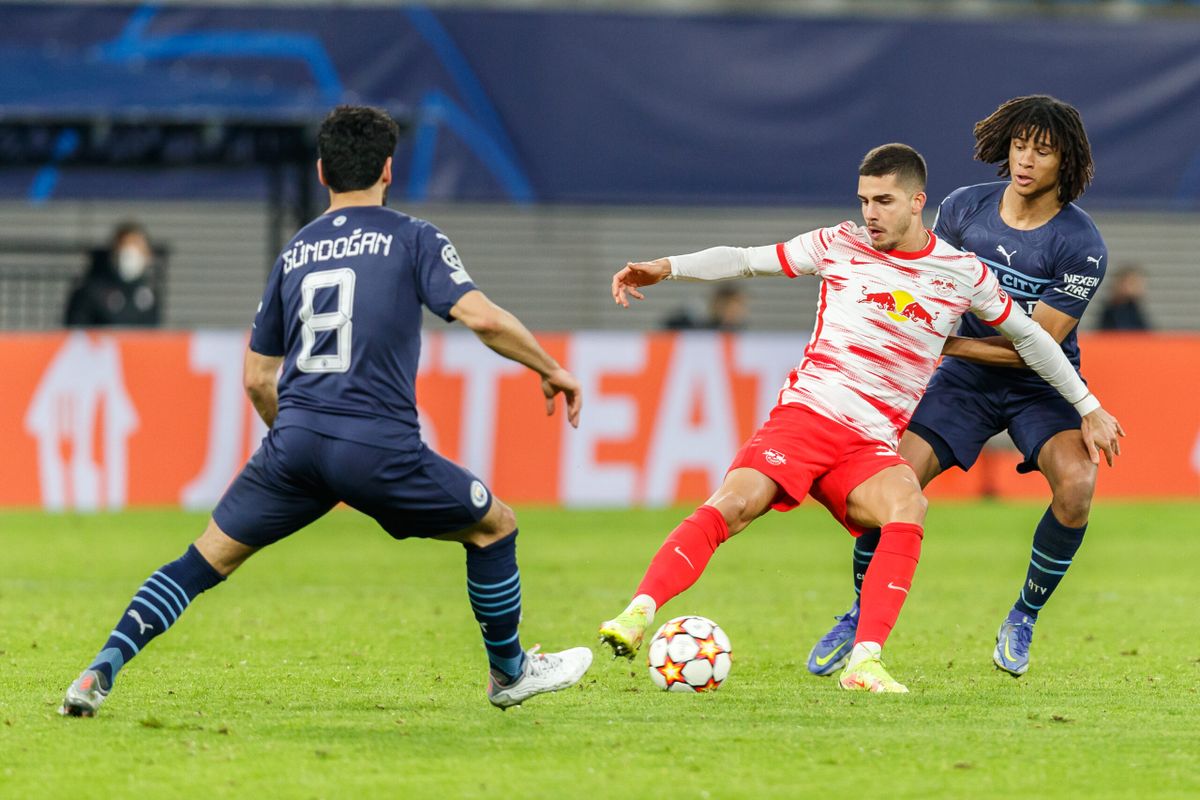 MusicMagazine's tweet card. Six schools in Manchester will receive digital pianos thanks to the efforts of Premier League footballer Nathan Aké and the Playing for Change initiative.