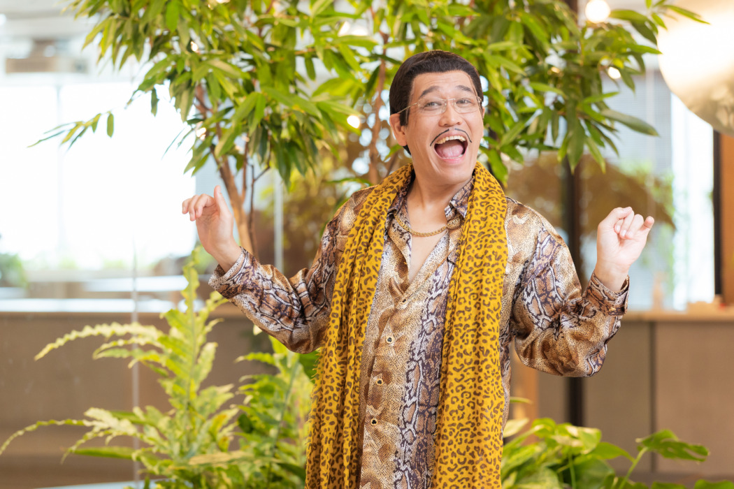 kosaka_daimaou's tweet card. “フォレスト・ガンプみたいな人生” 　金ピカの衣装に角刈り、サングラス。軽快なステップで “ペンパイナッポーアッポーペン” と歌い踊る謎の男、ピコ太郎がYouTubeに『PPAP』を公開してまもなく10年。その激動の日々をこう振り返る。 「よくここまで持ったなと思いますピ。考えてもみてください、