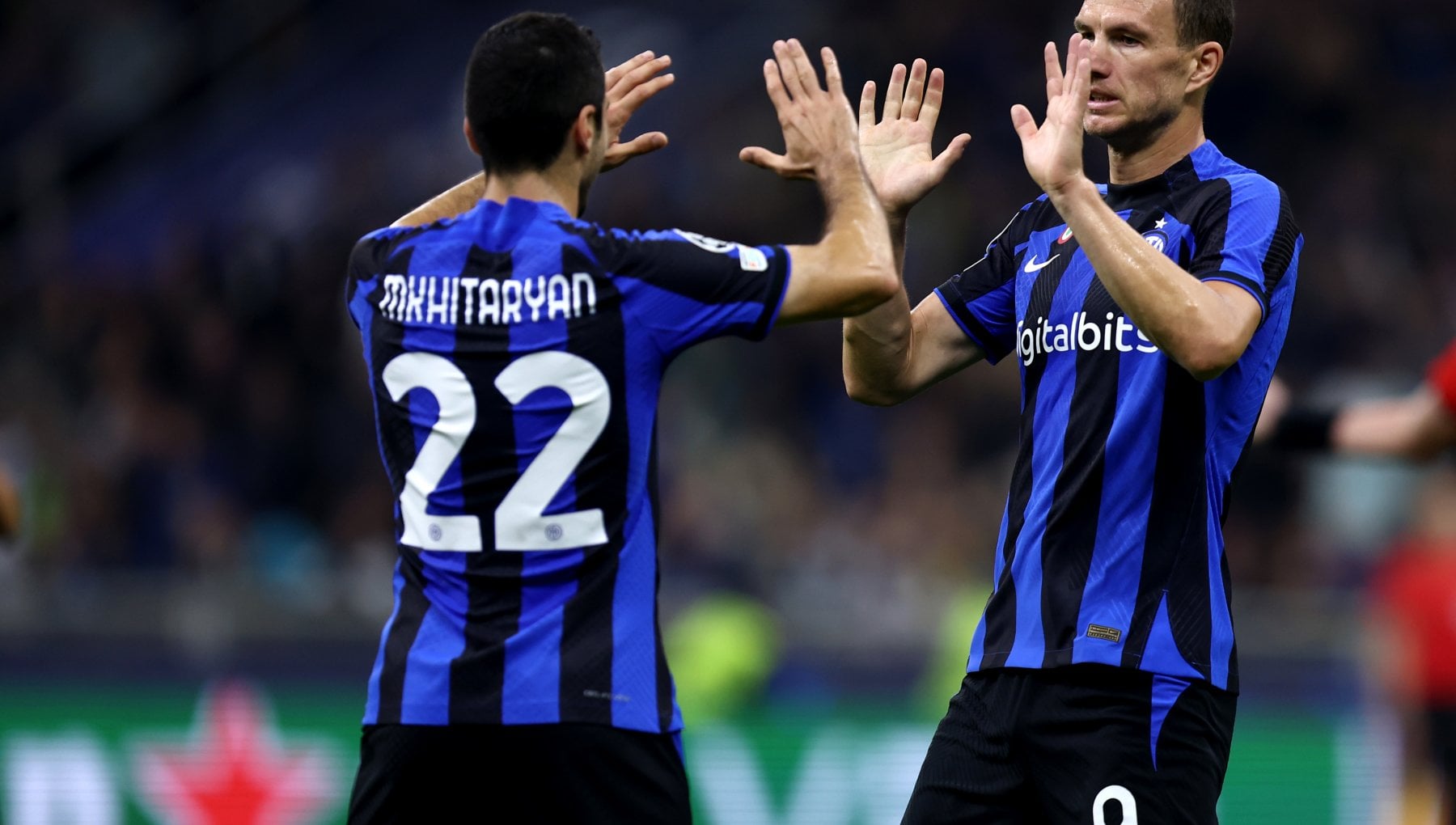 RepFcInter's tweet card. L'attaccante bosniaco e il centrocampista armeno da riserve di lusso a protagonisti del passaggio agli ottavi di Champions e della risalita nerazzurra in c…