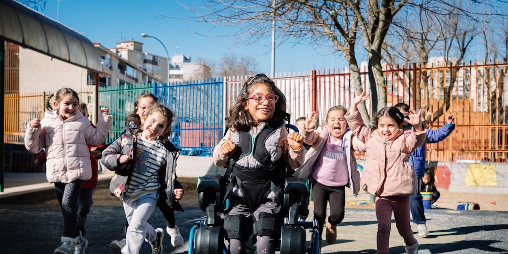 tramared's tweet card. A nivel nacional, 6 de cada 10 estudiantes con discapacidad asisten a una escuela común, y 4 van a escuela especial. Los expertos señalan que, más allá de dónde cursan los chicos, para lograr...