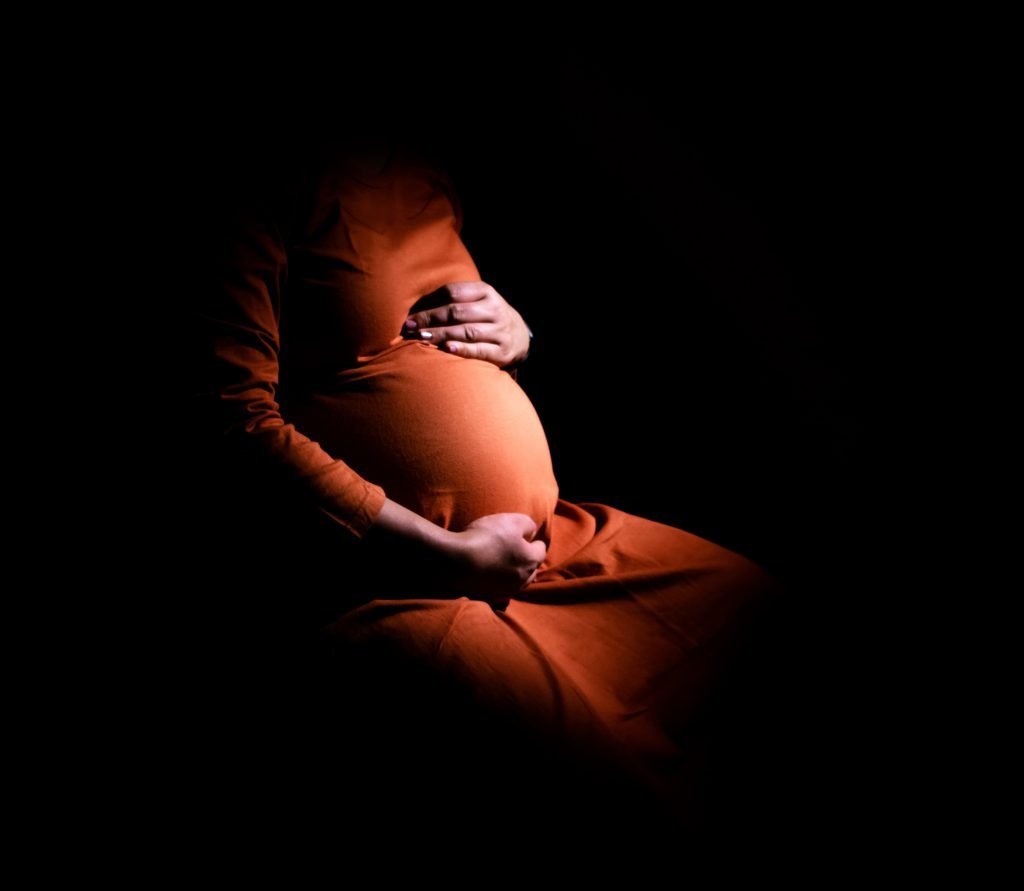 ShutterRelease1's tweet card. Learn how to take beautiful maternity photos with this step-by-step guide that features tips from professional photographers.