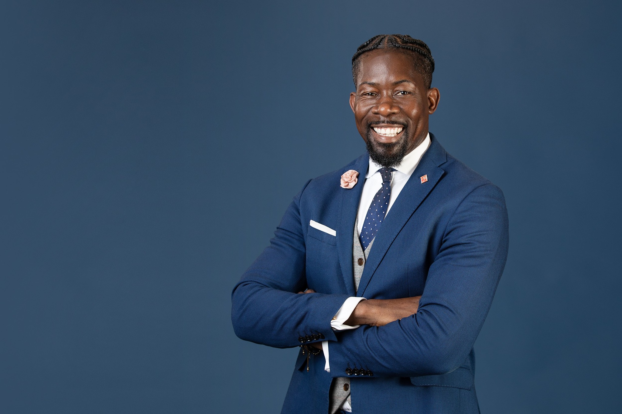 chrislhayes's tweet card. Iowa's largest school district had "no confirmed information" on why ICE detained Dr. Ian Roberts, the superintendent since 2023.