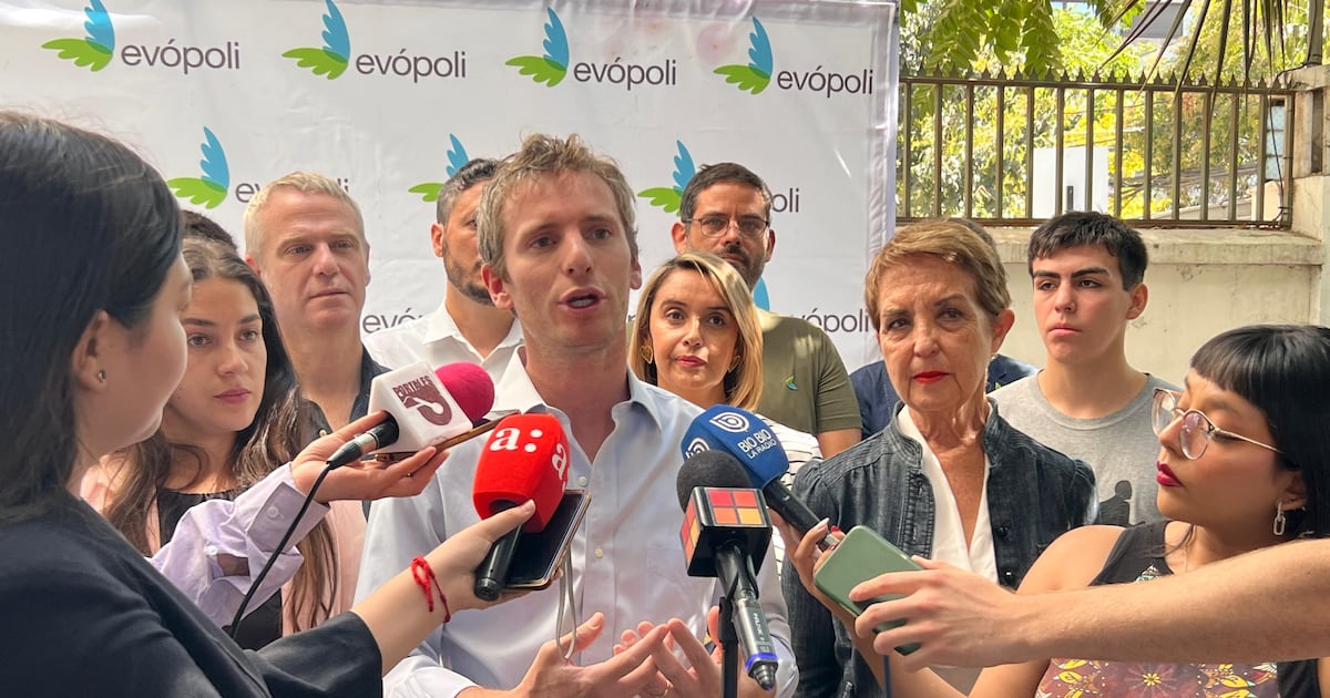 latercera's tweet card. Tras una de las peores jornadas electorales desde su fundación, la directiva de la tienda opositora admitió el fracaso, anunció un proceso de reflexión interna y llamó a respaldar a José Antonio Kast...