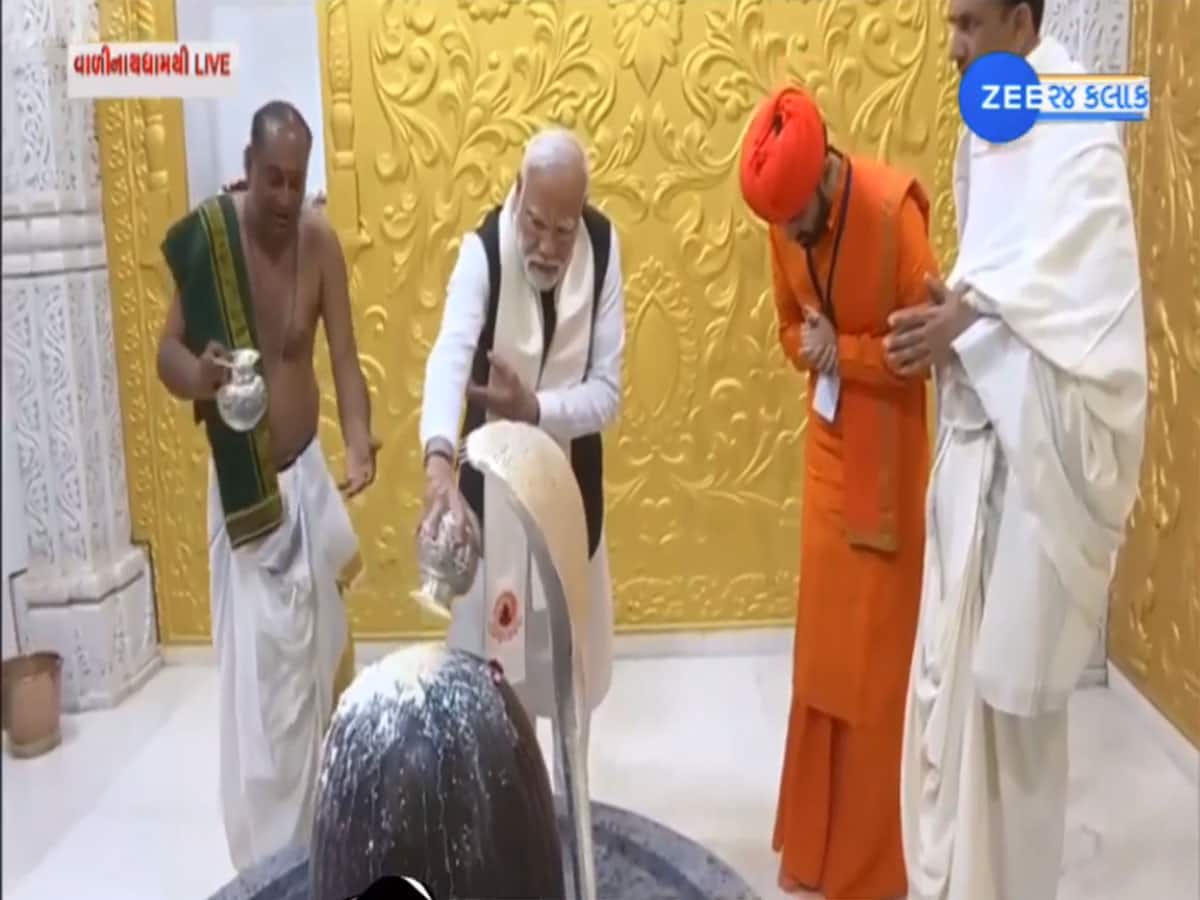 Zee24Kalak's tweet card. PM Modi Gujarat Visit : અમૂલ ફેડરેશનની સુવર્ણ જયંતીમાં હાજરી આપ્યા બાદ પ્રધાનમંત્રી નરેન્દ્ર મોદી મહેસાણાના તરભ ખાતે વાળીનાથ મહાદેવ મંદિર પહોંચ્યા છે, જ્યાં તેઓએ પ્રાણ પ્રતિષ્ઠામાં હાજરી આપી